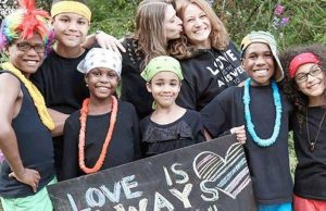 Pareja de mujeres asesina a sus 6 hijos adoptivos, luego se suicidan