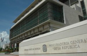 Llueven críticas a medida de Procuraduría de poner multas por violar toque de queda
