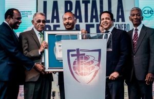 Mesa de Diálogo reconoce trayectoria de Ezequiel Molina Rosario