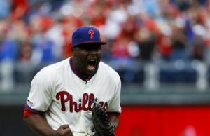 Héctor Neris logra su segundo salvamento