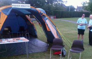 Esposos cristianos montan carpa de oración y llegan a miles con el Evangelio