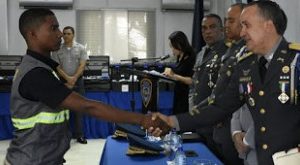 Policía cristiano se gradúa con honores