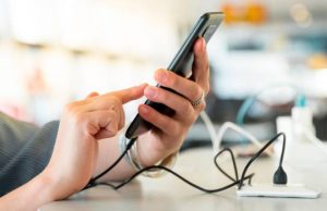 ¿Es peligroso usar el celular mientras se está cargando?