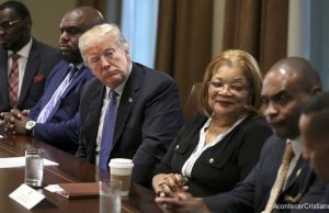 Trump pide consejo a pastores