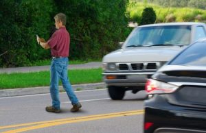 Multarán en NY personas escriban en celulares mientras crucen calles