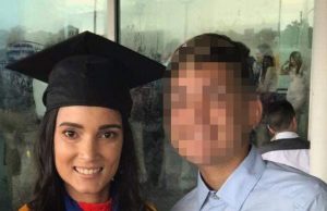 Una mujer es asesinada a puñaladas por su hijo adolescente, según autoridades