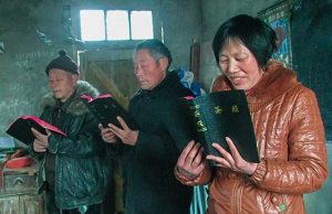 Chinos memorizan la Biblia porque el gobierno «no puede sacar lo que está en el corazón»