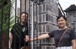 China libera a esposa de pastor 6 meses después de arresto