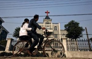 China obliga a las iglesias a cantar himnos comunistas, prohíbe los himnos cristianos