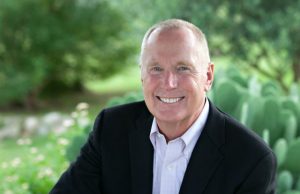 El secreto de la felicidad es hacer felices a otras personas, dice Max Lucado