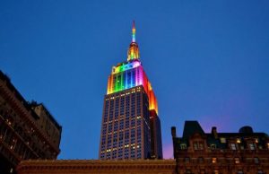 Los rascacielos de Nueva York se iluminan por el Orgullo LGTBI