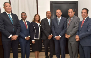 Ministro de Educación se reúne con presidente de Mesa de Diálogo y representación cristiana