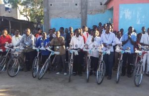Pastores cantan de alegría al ganar bicicletas para predicar de Cristo en África