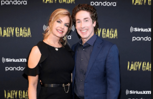 Joel Osteen asiste al evento Lady Gaga LGBT Pride