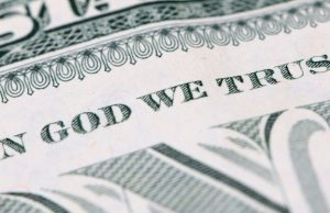 Corte Suprema de Estados Unidos rechaza acción de ateos y mantiene “en Dios confiamos” en el dólar