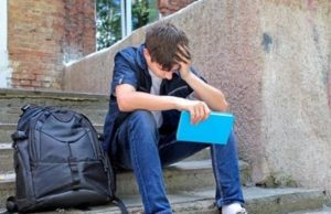 Estudiante es expulsado de aula de clases por decir que sólo existen dos géneros