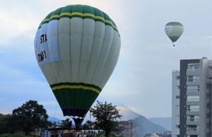 Globo aerostático anuncia la venida de Jesús por toda una ciudad