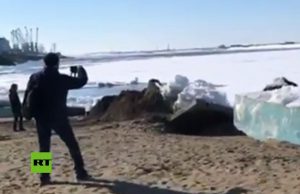 Un ‘monstruoso’ tsunami de hielo marca la llegada del verano en el extremo norte de Rusia