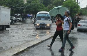 Onda tropical provoca aguaceros; mientras sigue el intenso calo