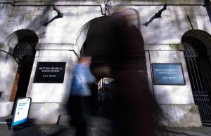 Los expertos en género advierten a los padres sobre el engaño y los horrores quirúrgicos que esperan a los niños que buscan la transición de género