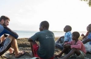 Hombre comparte el Evangelio en campo de refugiados y muchos conocen a Jesús