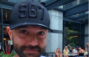 Joshua Harris marcha en un desfile del orgullo gay después de disculparse con la comunidad LGBT