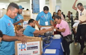 Ministerio de Educación ha entregado más de 4,000 computadoras a docentes de la región Sur