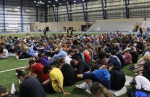 Cerca de 250 mil estudiantes se reúnen para orar en campos deportivos de EE.UU.