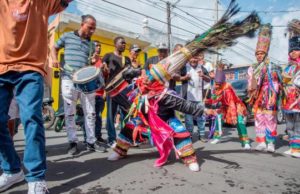 Los Guloyas danzan para recordar a los cocolos entre cañaverales y guavaberry