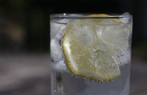 Depura tu sangre y desintoxica el hígado, tomar agua tibia con limón
