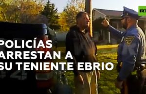 Policías detienen a su superior por manejar ebrio