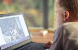 Calmar a un niño con celular evita que aprenda a calmarse por sí mismo