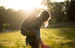 Hermanos mayores no deben ser niñeras de los más pequeños