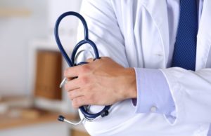 Médico grababa videos de sus pacientes menores desnudos; ahora enfrenta hasta 30 años de prisión
