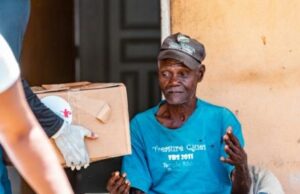 Fundación entrega alimentos a comunidad vulnerable