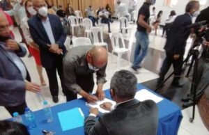 Candidatos pro vida, familia y patria firman acuerdo con entidades cristianas en Santiago