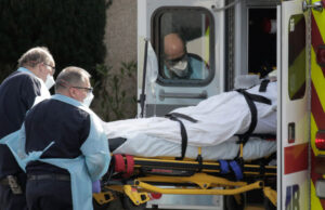 EE.UU. supera por primera vez 3,000 muertes diarias por covid-19