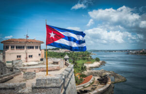 Cuba cancela gravamen al dólar y amplía el uso de esta moneda