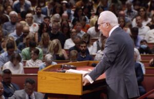 El pastor John MacArthur desafía las prohibiciones de cantar en las iglesias