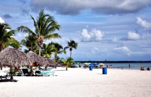 Restringirán el acceso a playa de Boca Chica; solo entrarán quienes cumplan protocolo