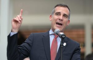 Alcalde de Los Ángeles amenaza con cortar agua y luz a quienes organicen grandes fiestas en casa en pandemia