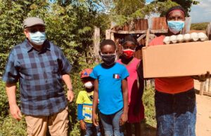 Iglesia Fundamento Bíblico entrega alimentos a familias en Elías Pina