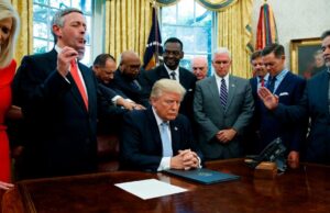 Trump ahora se identifica como «cristiano no confesional»