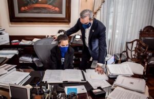 Niña de Azua asume rol de “presidenta por un día” y comparte con Abinader
