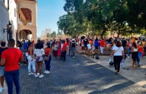 Sociólogos explican por qué los dominicanos se niegan a cumplir el aislamiento y toque de queda
