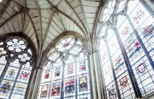 Más de 100 líderes religiosos del Reino Unido emprenden acciones legales por prohibición a servicios de adoración