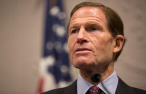 Senador demócrata exige a Facebook que elimine a los conservadores de la red social