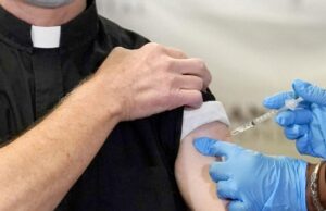 Líderes religiosos anti-aborto apoyan el uso de vacunas COVID-19