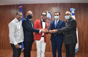 Carlos Silver recibe un reconocimiento del presidente Abinader, a través de la PROPEEP por su hazaña