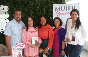 Iglesia Adoradores del Reino pone en circulación libro “Mujer Favorecida” escrito por Xiomari Veloz